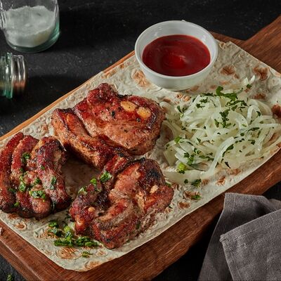 Фермерская свинина на кости в #наУГЛЯХ по цене 630 ₽