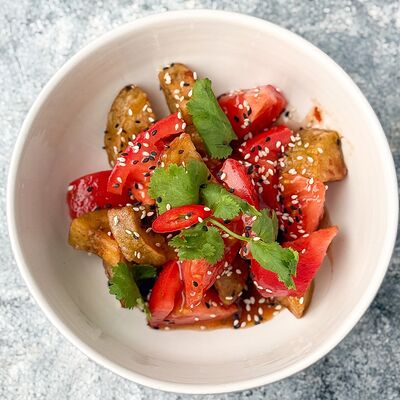 Салат с хрустящими баклажанами, томатами, кинзой и чесноком в Food market skolkovo по цене 490 ₽