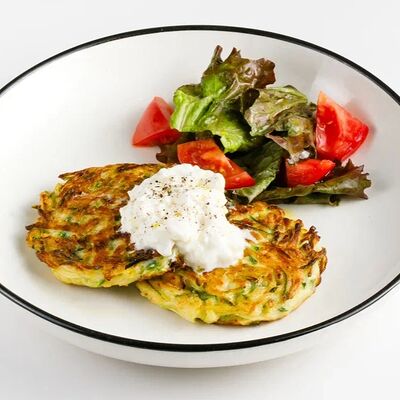 Оладьи из цукини с томатами и страчателлой в Гости по цене 490 ₽