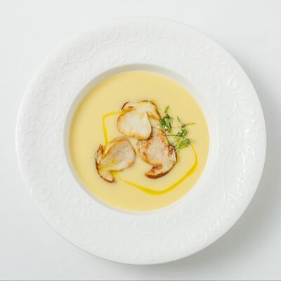 Крем-суп картофельный с белыми грибами в Romeo's restaurant по цене 650 ₽