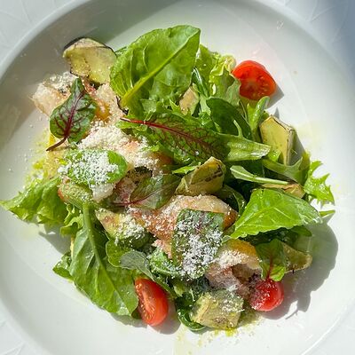 Салат с креветкой и обожженным авокадо в Wine & Vine по цене 1235 ₽