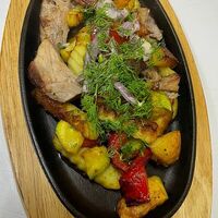 Сковородка со свининой и овощами в Море Мясо