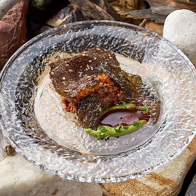 Острый тартар из оленя с копченым перцем и эмульсией из лука в KITCHEN по цене 990 ₽