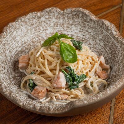 Спагетти с лососем и шпинатом в сливочном соусе в The 312 по цене 920 ₽