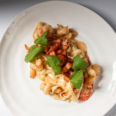 Паста с креветкамив Тирольские пироги по цене 770 ₽