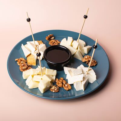 Сырная тарелка в Tbls по цене 547 ₽