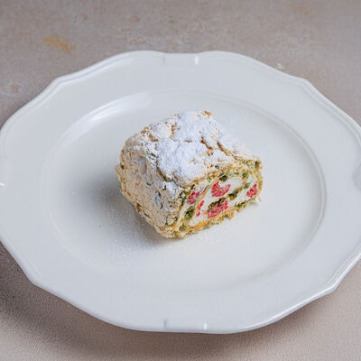 Меренговый рулет с малиной в Bocconcino по цене 1080 ₽