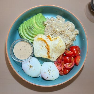 Киноа с авокадо, адыгейским сыром и яйцом пашот в The art cafe по цене 596 ₽