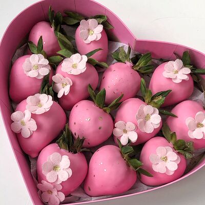 Клубника в шоколаде Розовое сердце в Fujibox по цене 3500 ₽