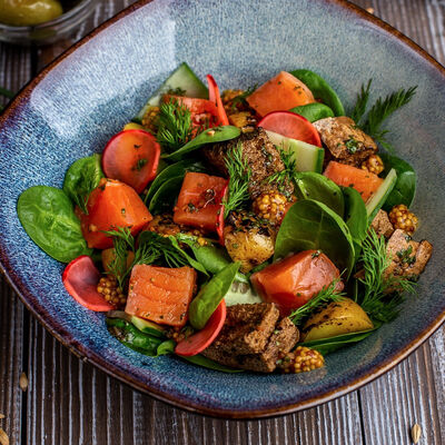 Салат со слабосоленым лососем в Jager restopub по цене 660 ₽