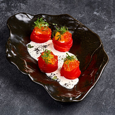 Рулеты из нерки со сливочным крабом, икрой лосося и сырным дипом в Urartu по цене 1040 ₽