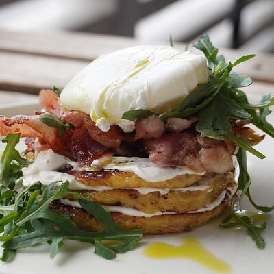Драники с беконом и яйцом пашот в Сладости и Радости Советская по цене 680 ₽