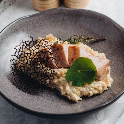 Индейка гриль на ризони с пармезаном и овощами в Русская рыбалка по цене 1320 ₽