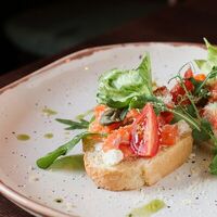 Брускетта с копченым лососем и творожным сыром в Настойчивость