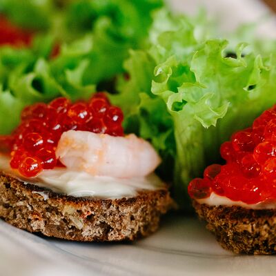 Закуска на тостах с красной икрой и креветкой в Ярды Superbar по цене 890 ₽