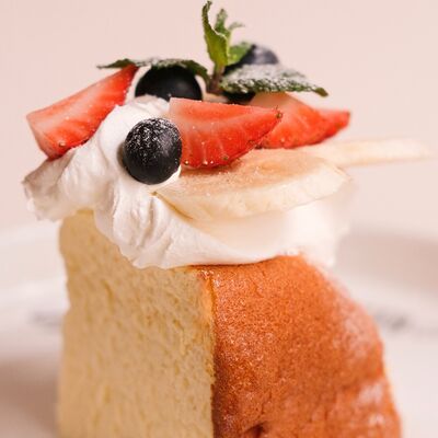 Кусочек чизкейка ягодный в Fluffy Fluffy по цене 740 ₽