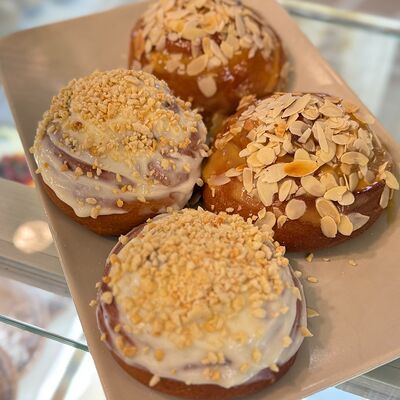 Синнабон с кремом в Kontrast Bijou по цене 110 ₽