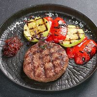 Рубленая котлета с овощами на мангале в Lafa Lounge