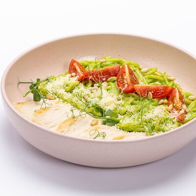 Спагетти с соусом песто и куриной грудкой в Le dessert по цене 720 ₽