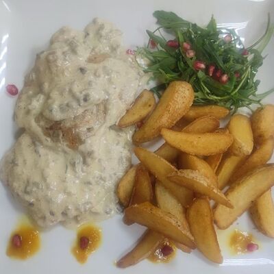 Стейк из индейки под сливочно-грибным соусом с картофельными дольками в Маск по цене 1670 ₽
