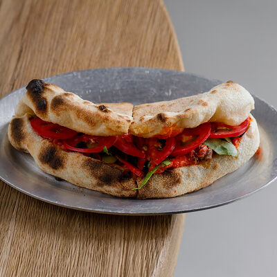 Лепешка из печи, томленая говядина, матбуха, томат в Saray по цене 1200 ₽