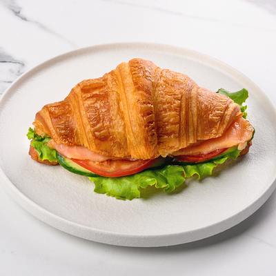 Круассан с семгой в Starbucks (R) по цене 3500 ₸