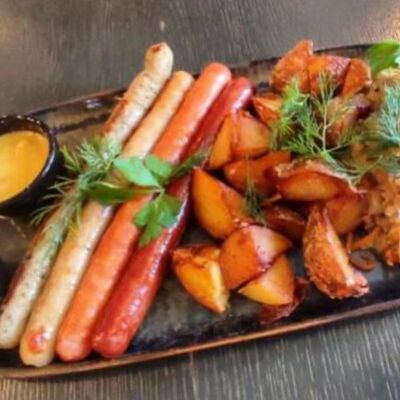 Домашние колбаски с тушеной капустой в Русский паб по цене 890 ₽