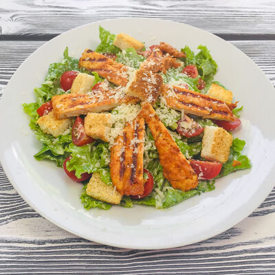 Салат Цезарь с курицей в Гиро пицца халяль по цене 240 ₽