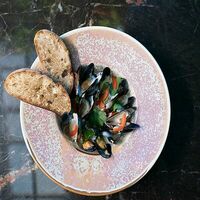Мидии в соусе блю чиз в Veranda Bar