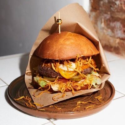 Спайс бургер с хрустящим картофелем в Rob roy bar по цене 650 ₽