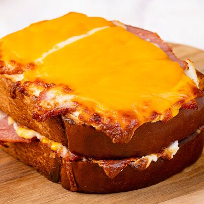 Запеченная бриошь с сыром и ветчиной в Port-O-Coffee по цене 450 ₽