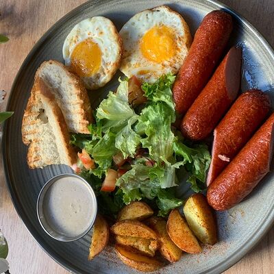 Завтрак с сосисками в Extrovert по цене 460 ₽