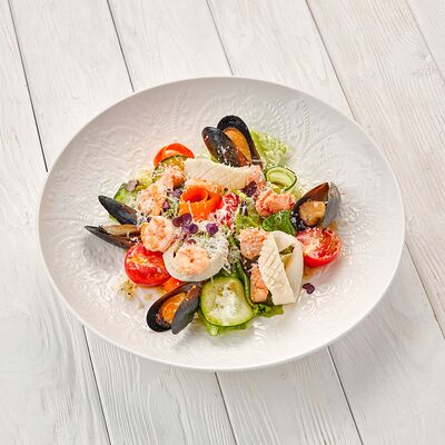 Теплый салат с морепродуктами в Пармезан по цене 845 ₽