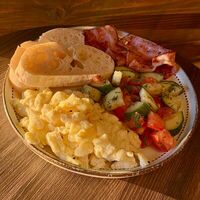 Скрембл с беконом в Coffee time