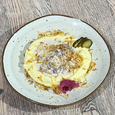 Бефстроганов из говядины с картофельным пюре в Сквер по цене 770 ₽