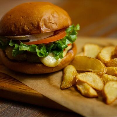 Куриный бургер в Кнедлик по цене 600 ₽