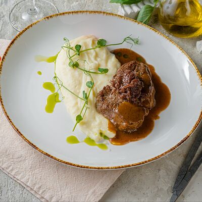 Медальоны из говяжьей вырезки с картофельным пюре, соусом демиглас и красным луком конфи в PizzAmore по цене 2030 ₽