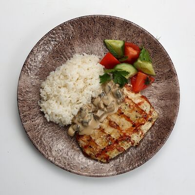 Куриная грудка с грибным соусом в Сытый кит по цене 590 ₽