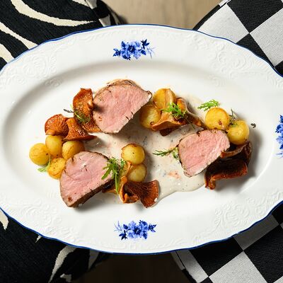 Свиная вырезка с картофелем конфи, лисичками и перечным соусом в Culture по цене 670 ₽