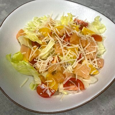 Салат с лососем в Black Hot Coffee по цене 783 ₽