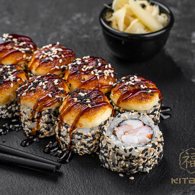 Запеченный ролл в кунжуте с креветкой в Kitana по цене 564 ₽