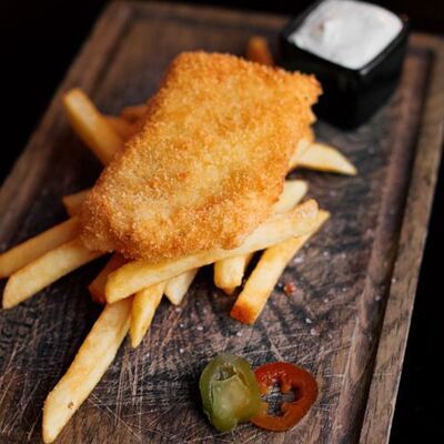 Фиш энд Чипс с кефирным соусом в О`Briens по цене 581 ₽