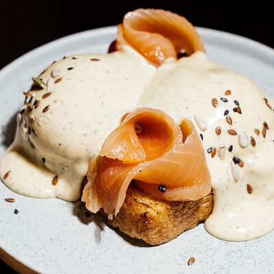 Трюфельный бенедикт с лососем в Гастробар PINCH по цене 760 ₽