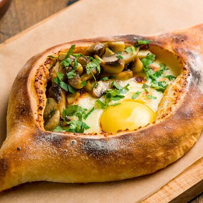 Хачапури аджарский с грибами в Тбилисоба по цене 790 ₽