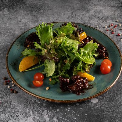 Салат с печенью цыпленка и дольками апельсина Халяль в Фарш бургер халяль по цене 2490 ₽