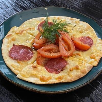 Лепешка с сыром и сервелатом, томаты с оливковым маслом и белым винным уксусом в Длинный нос по цене 320 ₽