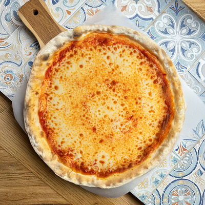 Пицца Маргарита в Вэллей кафе по цене 750 ₽