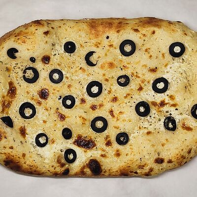 Хлеб Фокачча с маслинами и чесночно-сливочным топпингом в Bonape по цене 327 ₽