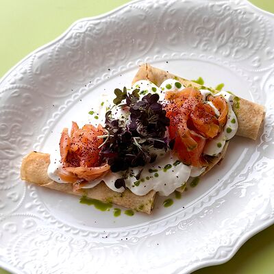 Блинчики с лососем, яйцом пашот и кремом из двух сыров в Просто Азия x Десертория по цене 600 ₽