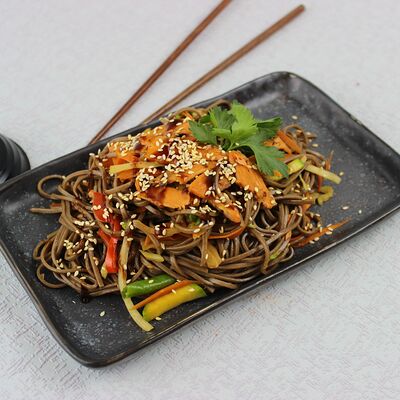 Соба с лососем кисло-сладкий в SUSHI GO по цене 599 ₽